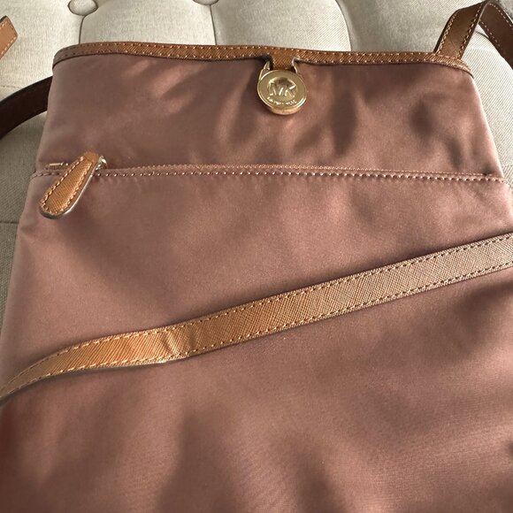 ✨ Michael Kors Kempton Large Pocket Crossbody — Never Used, Light Storage Wear ✨ - Picture 1 of 9